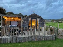 Beautiful couples retreat with hot tub, central heating and views- The Bee Hive by Get Better Getaways, overnachtingsmogelijkheid in Glenluce