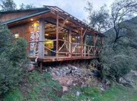 Arte Vitral Lodge - 4camas- aislada- terrazas -vista - piscina-sauna, cabin in Guayacán