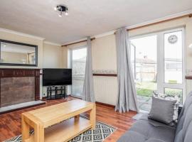 Cosy 3 BDR Home With Wifi, Parking + Garden, hotel with parking in Tilbury