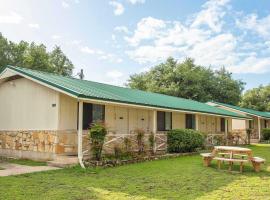 Jellystone Park Hill Country, hotel din Canyon Lake