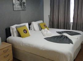 Seven Suites - Beautiful 2-Bed Apartment with Parking in Watford Central, hotel in Watford