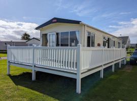 Beautiful Pet Friendly Southerness Caravan With Sea View & Decking Area, hotelli kohteessa Mainsriddle