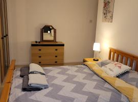 EEJs Cozy 2-Bedroom Apartment in Nailsea, cheap hotel in Nailsea