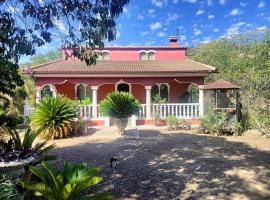 Casa rural en el campo con animales, piscina y barbacoa، بيت ريفي في المودوفار ديل ريو