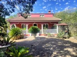 Casa rural en el campo con animales, piscina y barbacoa