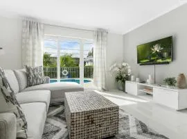 10 mins from Pompano Beach! With pool access