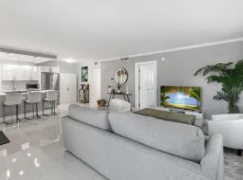 Expansive wiith pool access, 10 mins from Pompano Beach