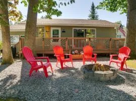 Higgins Lake Cottage with Private Fire Pit and Grill!
