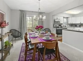 Super-Stylish 4br Townhome in No Va Fast WiFi, Roku TV, Fenced Backyard, 24 Hour Premier Support
