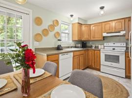 End Unit Townhome with in No VA, 40 Mins to DC, Pets OK, atostogų namelis mieste Sterlingas