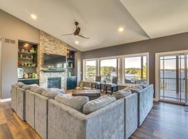 Spacious Lake of the Ozarks Escape with Deck and Views, hotell sihtkohas Linn Creek