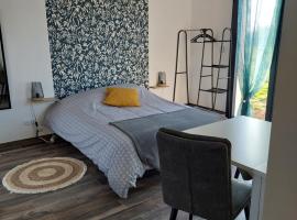 Studio &agrave; la campagne, 5 minutes de l'autoroute, holiday home in Vieux-Manoir