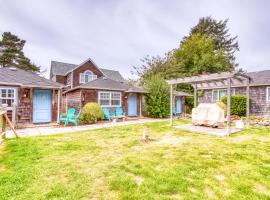 Hidden Villa Cottages (Entire Property, Six Cottages), holiday home in Cannon Beach