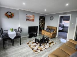 FM Homes & Apartments 3 Bedroom Motherwell, atostogų namelis mieste Madervelis