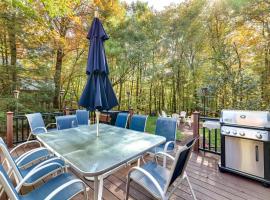 Pocono Pines Gem with Fire Pit and On-Site Creek!, hotel en Pocono Pines