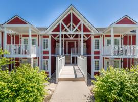 Country Club Charm - 4-Bed Radiant Resort Condo, resort en Edgar