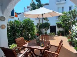 Precioso apartamento a pie de playa en la nueva Milla de Oro entre Estepona y Marbella, hotel v mestu Estepona