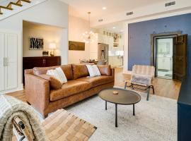 Upscale Texarkana Townhome, Walk to Downtown!, מלון בטקסרקנה