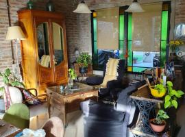 Dormitorio con baño privado, cocina y living compartido con pileta en country, hotel em Pergamino