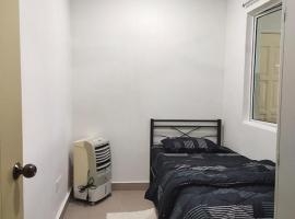 Room for short stay with shared facilities, habitación en casa particular en Seremban