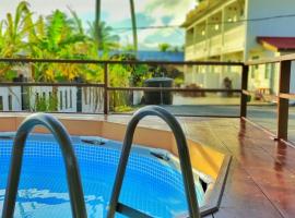 AQIL BEACH INN, πανδοχείο σε Marang