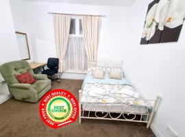 Spacious Flat Near Rochdale Centre Self Check-in Free Parking & Fast Wi-Fi, hotell nära Link4Life, Rochdale