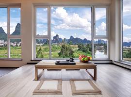 Guilin Yangshuo Waterhouse River View Villa, holiday home in Yangshuo