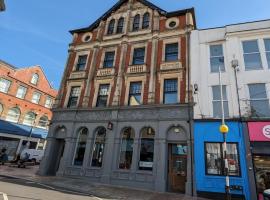 Gorgeous comfortable Apartment on the High Street, hotel i Merthyr Tydfil