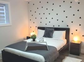 Lux Modern 2BR Radiant Suite+Free Parking, apartamento em Delta