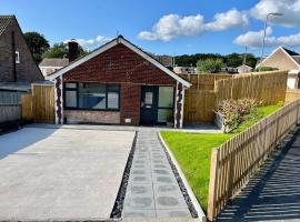 Modern bungalow in good location, hotel with parking in Aberdulais
