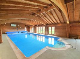 The Victorian Barn, Self-Catering Holidays with Pool and Hot Tubs, Dorset、Woollandのホテル