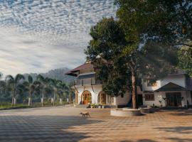 La Cascade Resort, hotel sa parkingom u gradu Athirappilly