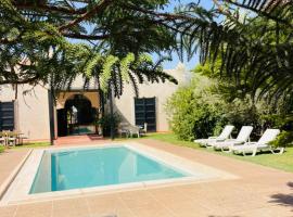 Villa Victoria privatisée avec piscine, feriehus i Marrakech