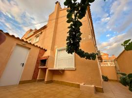 Chalet en La Mata a 50 metros de la playa, hôtel à Torrevieja