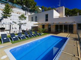 Nina Villa Planetcostadorada, hotel uz plažu u gradu 'Tarragona'