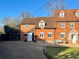 Mimosa Cottage, holiday home in Farnham