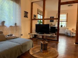 Sandys Cozy Stone Cottage, hotel murah di Maulbronn