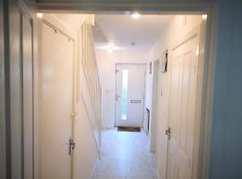 Deluxe 5 bedroom house in Harrow, Parking, Sleeps 8, 30mins to Central London、Hatch Endのホテル