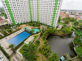 Apartemen Green Lake View Ciputat by Alfa Rooms, hotel in Pondokcabe Hilir