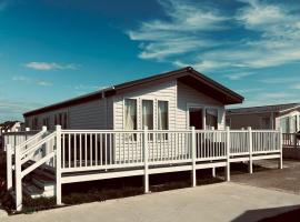 Pass the Keys Luxury Lakeside Lodge, holiday home in New Romney