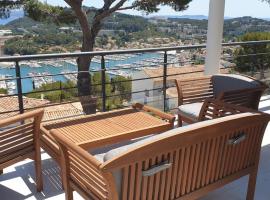 Bright 80 m with views of the port, hôtel à Saint-Mandrier-sur-Mer