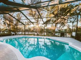 Luxury Waterfront Home with Pool. Minutes to Sanibel, hotell i Fort Myers