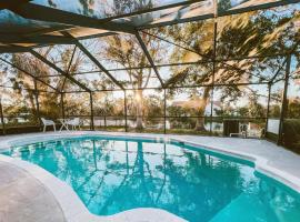 Luxury Waterfront Home with Pool. Minutes to Sanibel, Hotel in Fort Myers