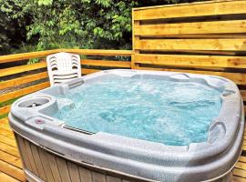 Kingfisher Lodge - Private Hot Tub - Infrared Sauna - Dog Friendly: Warminster şehrinde bir otel
