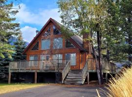 Pine Cone Cabin by FantasticStay, hotel in Radium Hot Springs
