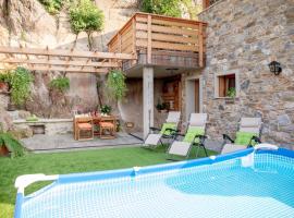 Green Chalet Scalotta - Private Garden with Pool, chalet i Dervio