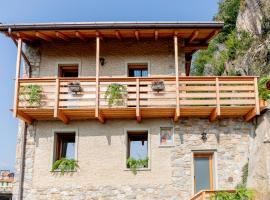 Green Chalet Scalotta - Wonderful Terrace Lake and Mounts View Jacuzzi & Spa, chal&eacute; alpino em Dervio