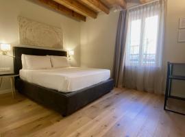 Malvezzi24 Boutique Rooms, guest house in Desenzano del Garda