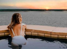 AustinTeton's Sunset Cliff Resort on Lake Travis - PRIVATE WEDDING, EVENT, HEATED POOL, BOAT DOCK: Austin'de bir tatil k&ouml;y&uuml;