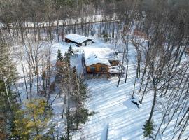Snowmobile, Ice Fish and Explore! Lang Lake Cabin, hotel a Danbury